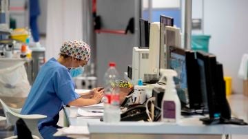 Una enfermera de la UCI en el Hospital Reina Sofía de Murcia.