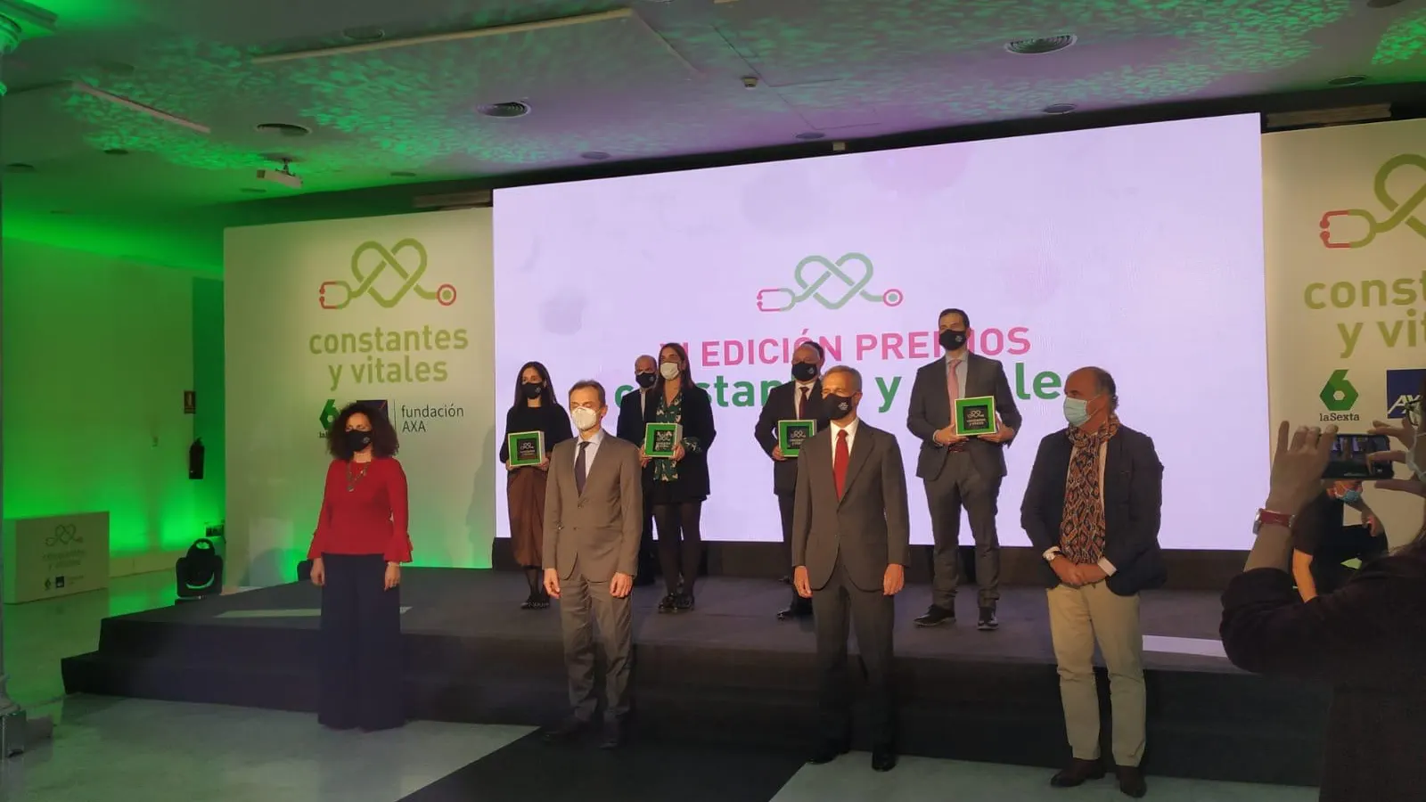 Foto de premiados y entregadores en los Premios Constantes y Vitales