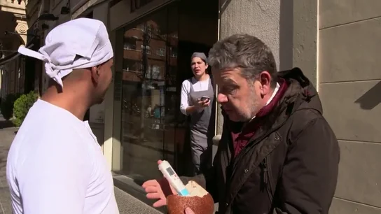 Una panadera interrumpe la entrevista de Chicote: "No podemos hacer esto, que llamen a la supervisora" Una panadera interrumpe la entrevista de Chicote: "No podemos hacer esto, que llamen a la supervisora"