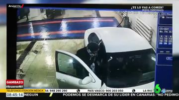 La brutal reacción de una mujer contra el trabajador de un lavado de coches tras estampar su vehículo