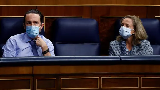 El vicepresidente segundo, Pablo Iglesias, y la vicepresidenta tercera, Nadia Calviño, en el pleno del Congreso El vicepresidente segundo, Pablo Iglesias, y la vicepresidenta tercera, Nadia Calviño, en el pleno del Congreso