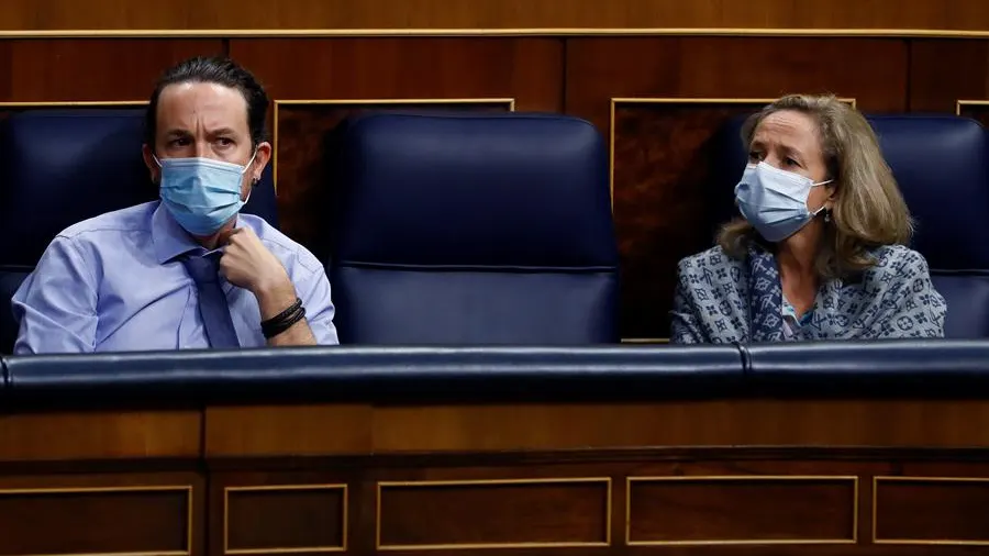 El vicepresidente segundo, Pablo Iglesias, y la vicepresidenta tercera, Nadia Calviño, en el pleno del Congreso