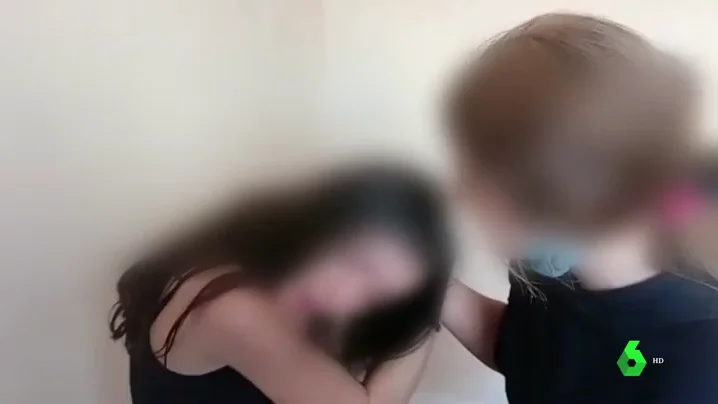 Una madre denuncia las impactantes imágenes del bullying a su hija de 12 años en Granada