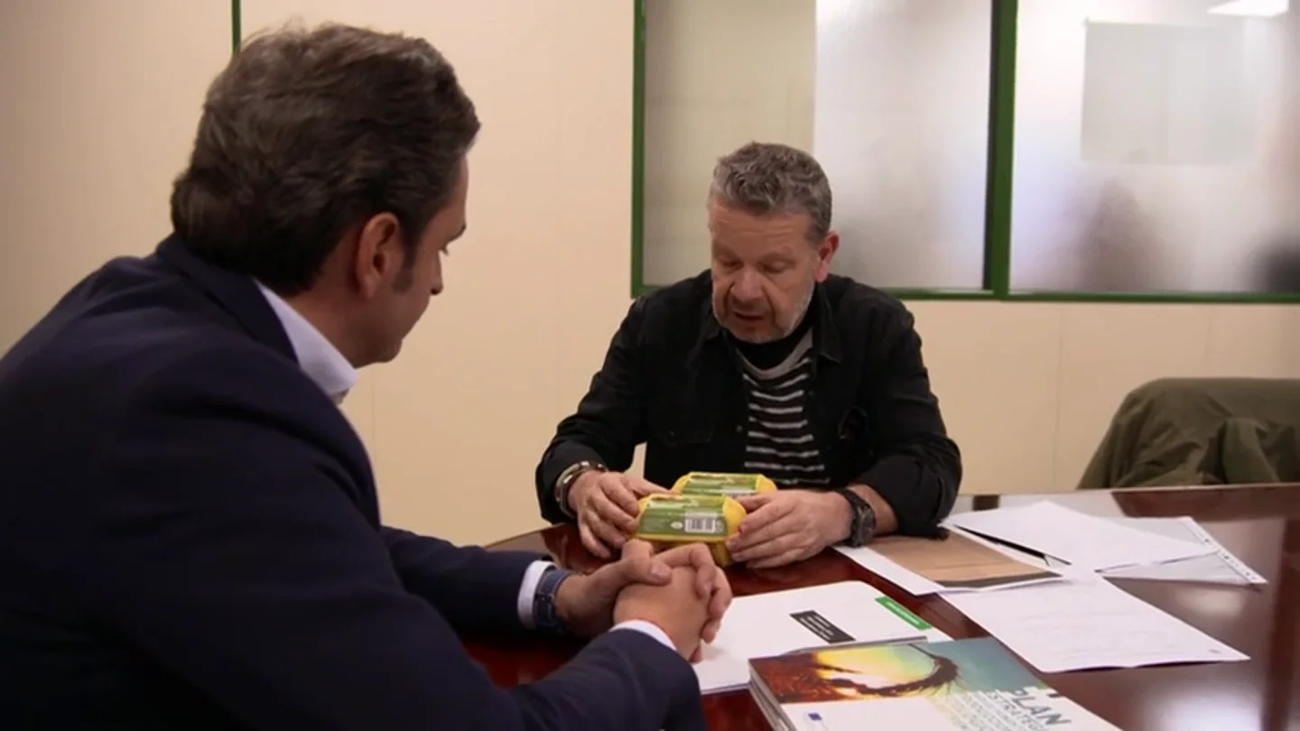Chicote muestra a la Junta de Extremadura que una empresa con el certificado suspendido está vendiendo huevos ecológicos Chicote muestra a la Junta de Extremadura que una empresa con el certificado suspendido está vendiendo huevos ecológicos
