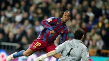 Ronaldinho bate a Casillas en una noche histórica de los 'Clásicos'