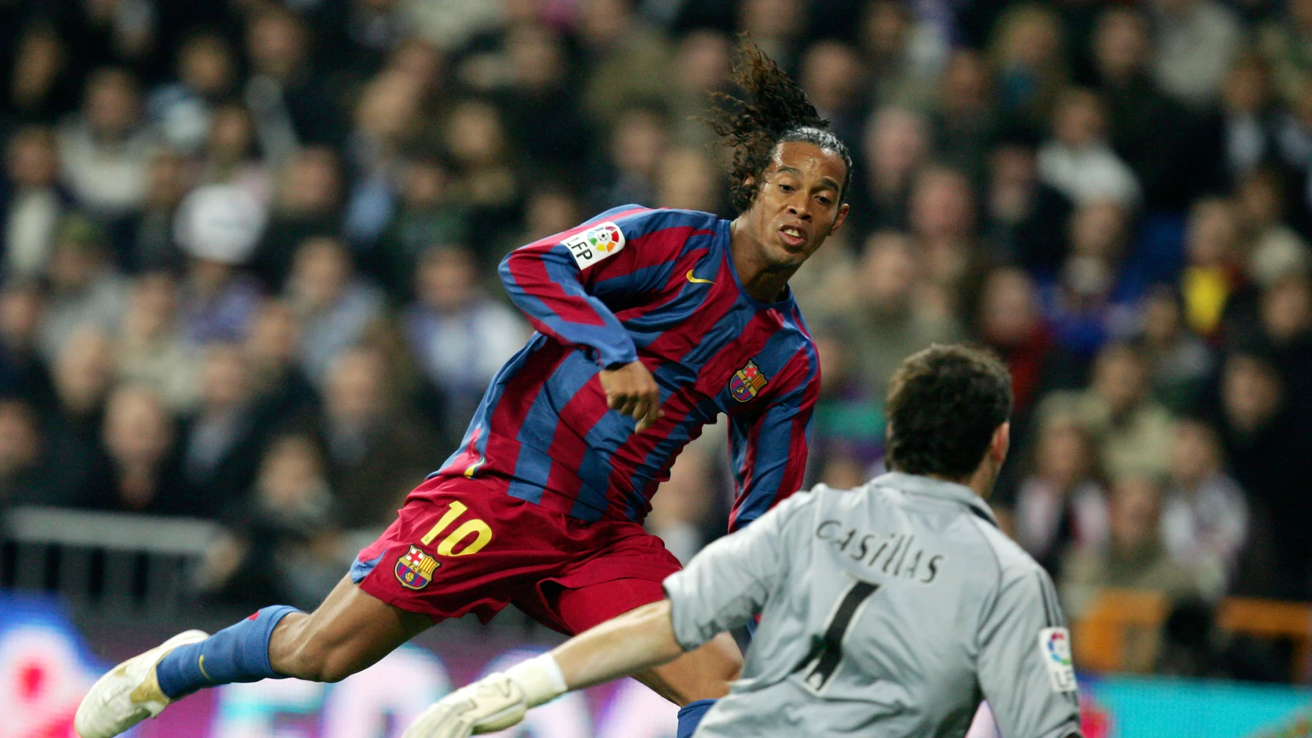 Ronaldinho bate a Casillas en una noche histórica de los 'Clásicos'
