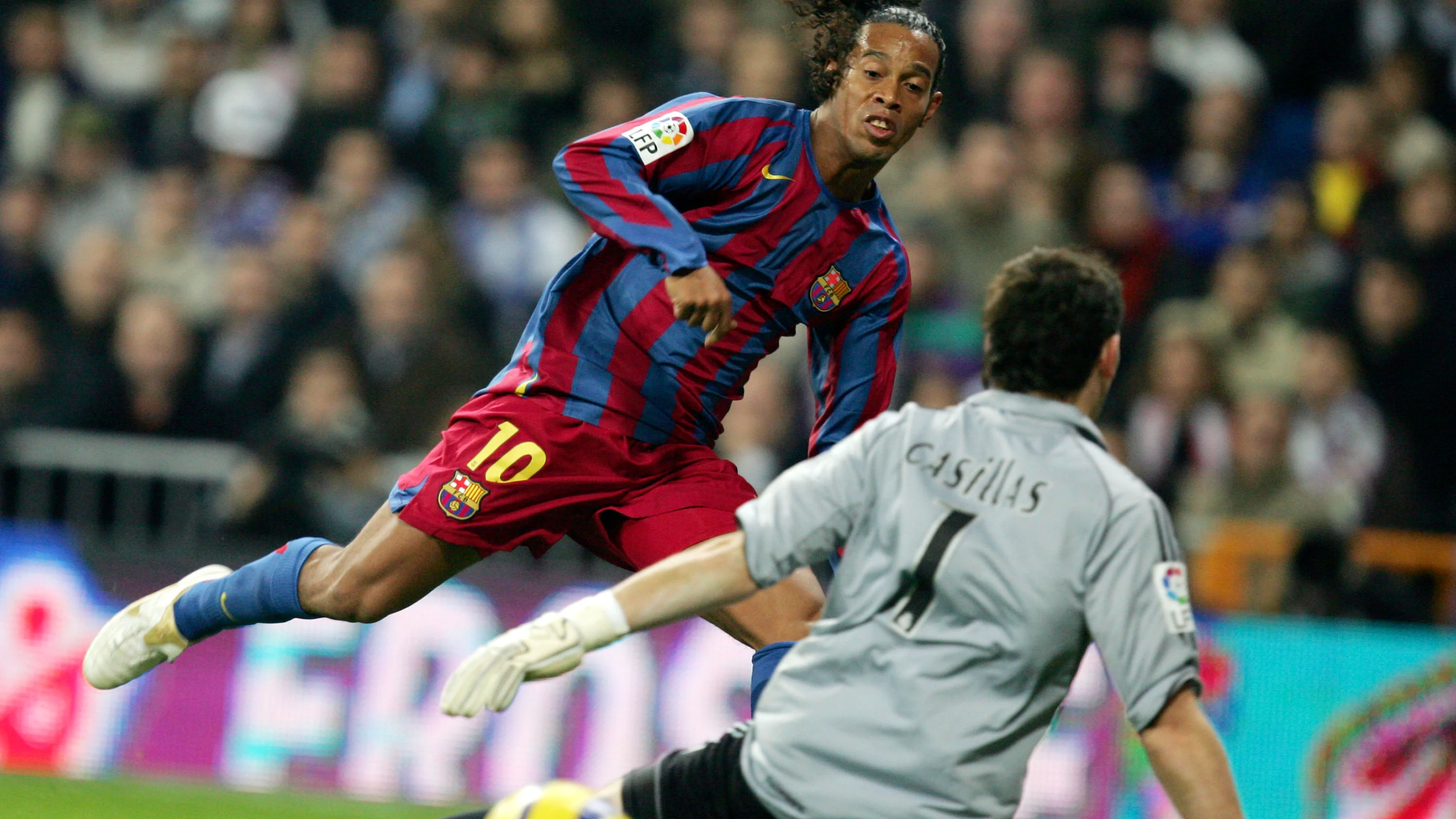 Ronaldinho bate a Casillas en una noche histórica de los 'Clásicos'