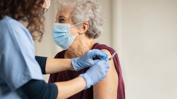 La vacuna covid de Oxford es segura y produce respuesta en personas mayores segun su ensayo en fase 2