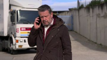 Alberto Chicote hablando por teléfono con la responsable de comunicación de Granier