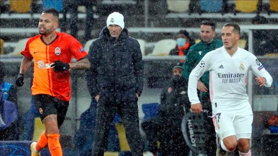 Zinedine Zidane, atento al desarrollo del partido Zinedine Zidane, atento al desarrollo del partido