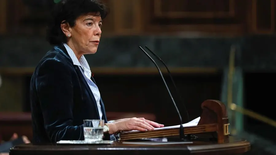 . La ministra de Educación, Isabel Celaá, durante su intervención en el pleno del Congreso. 