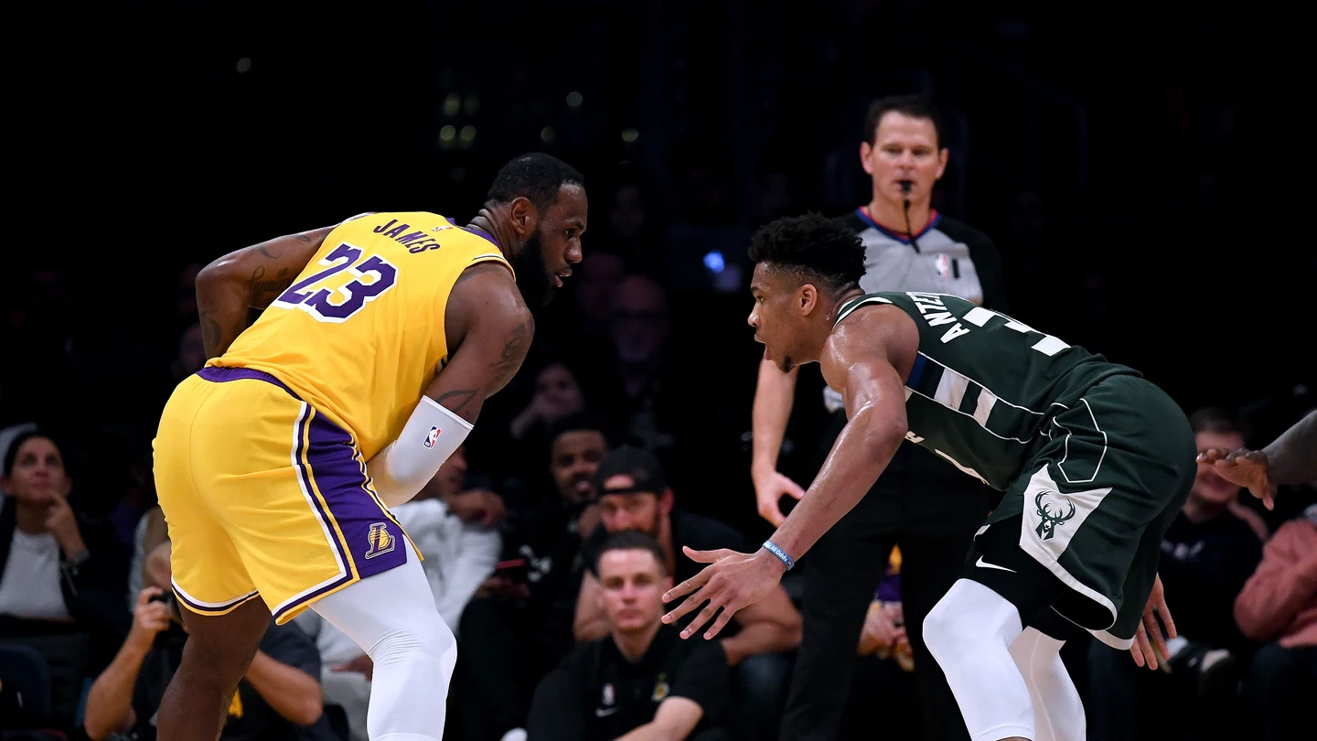 LeBron James y Giannis Antetokounmpo LeBron James y Giannis Antetokounmpo