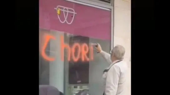 El vídeo del abuelo grafiteando una clínica Dentix El vídeo del abuelo grafiteando una clínica Dentix