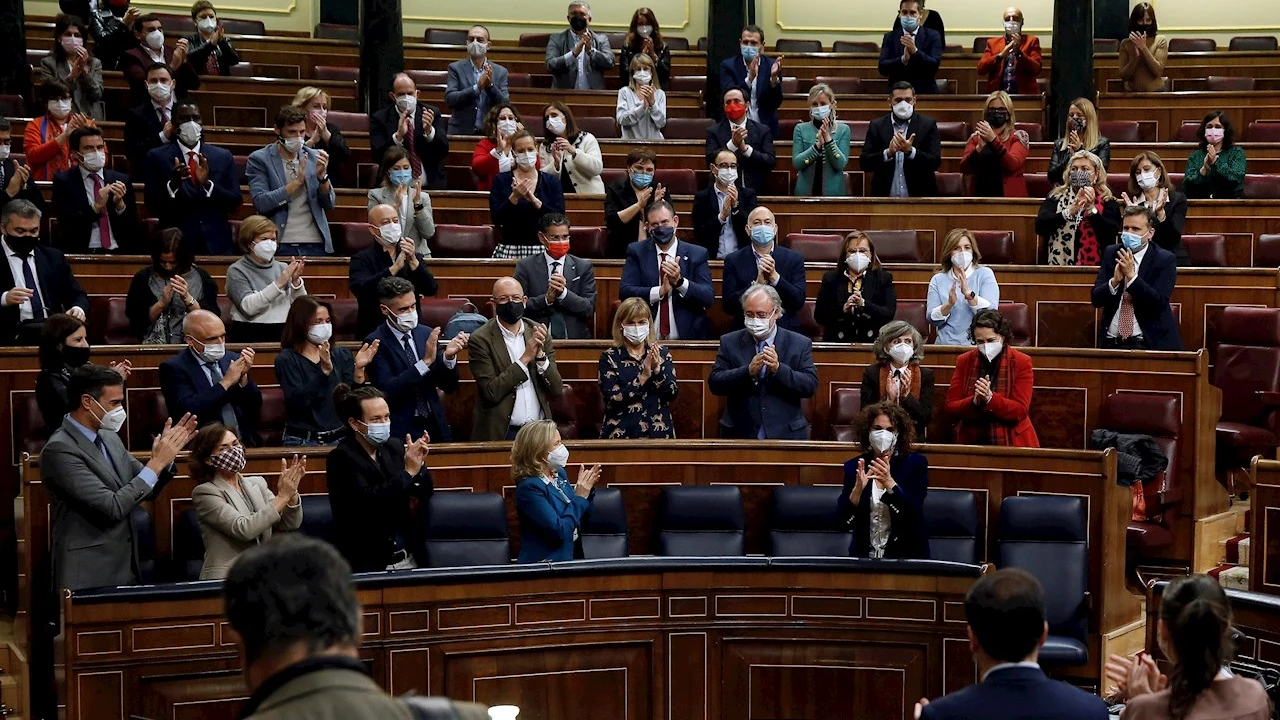 Aplausos a la ministra de Hacienda tras aprobarse los Presupuestos