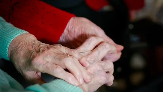 Manos de ancianos Manos de ancianos