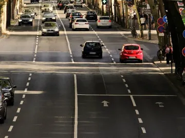Coches circulando por una zona urbana Coches circulando por una zona urbana