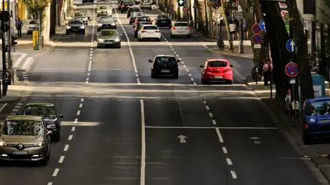 Coches circulando por una zona urbana Coches circulando por una zona urbana