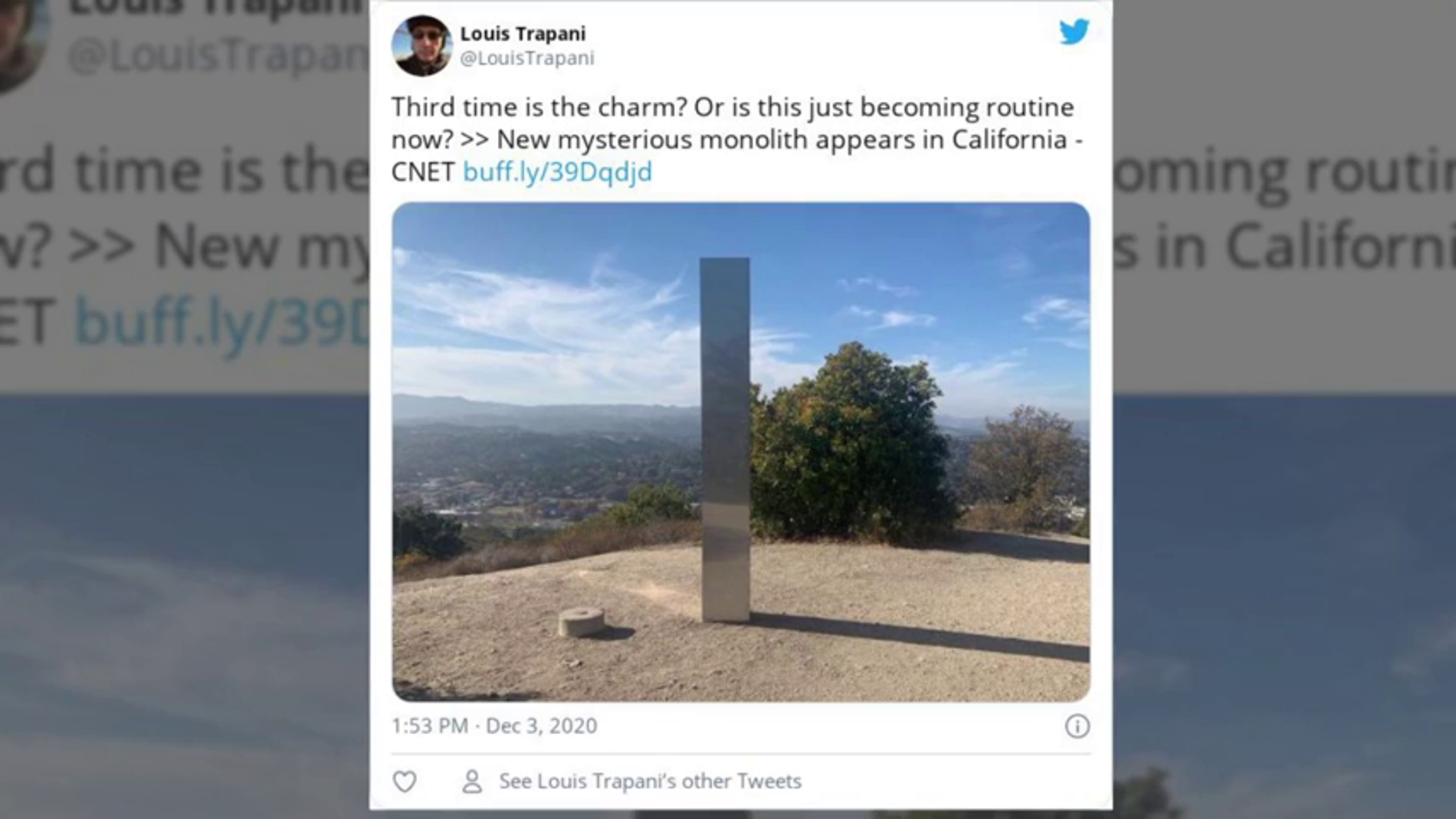 Aparece un tercer monolito en la cima de una montaña en California