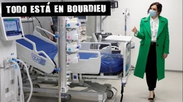 La presidenta madrileña pasea por las instalaciones del Hospital Isabel Zendal