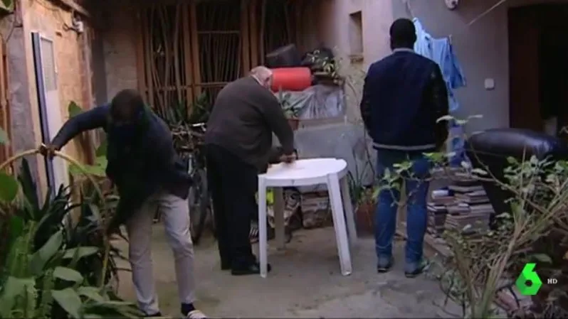 Josep, junto a dos de las personas que acoge en su casa