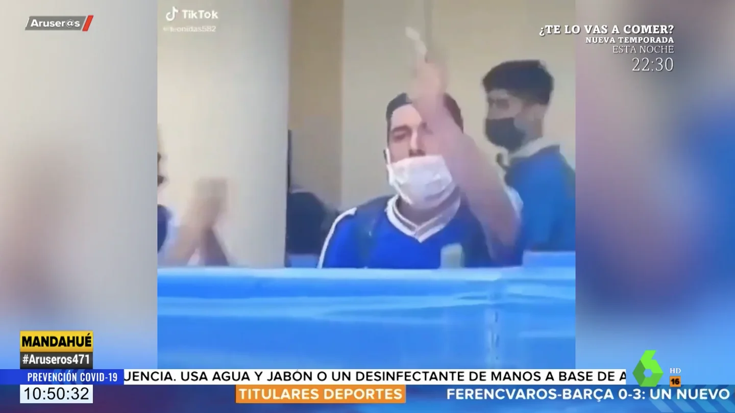 Un joven lanza al féretro de Maradona una bolsita con un sospechoso polvo blanco Un joven lanza al féretro de Maradona una bolsita con un sospechoso polvo blanco