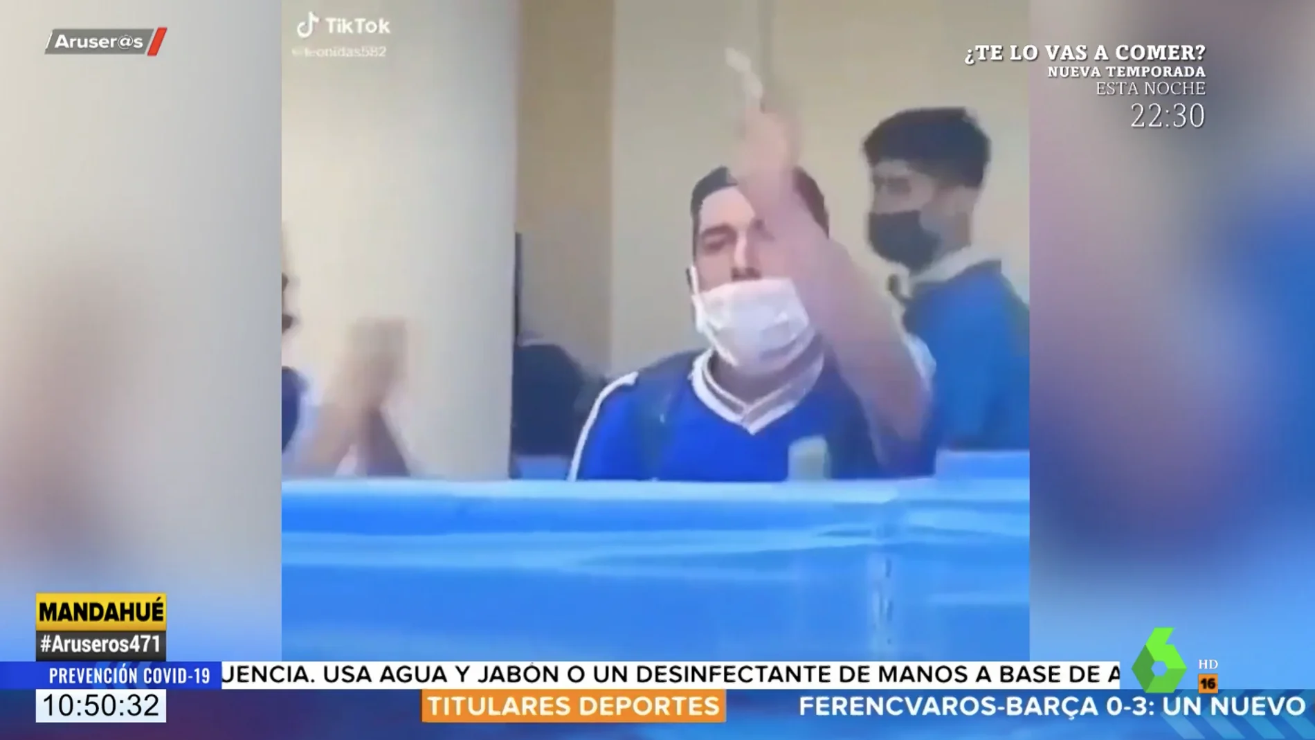 Un joven lanza al féretro de Maradona una bolsita con un sospechoso polvo blanco