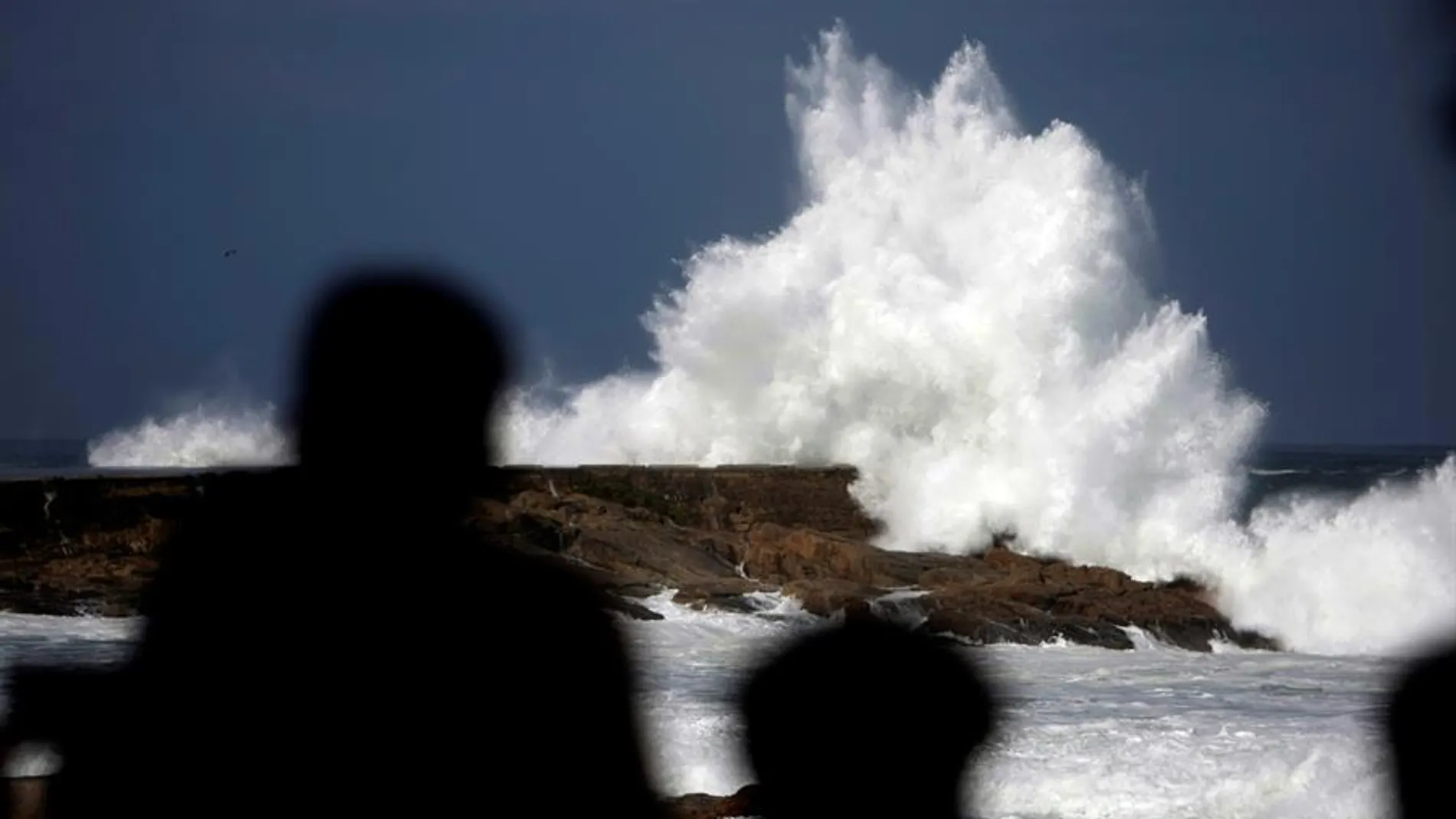Una ola rompe contra el paseo marítimo de A Coruña