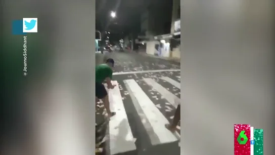 Lluvia de billetes: la 'táctica' de dos atracadores para generar una avalancha y huir de la policía en Brasil Lluvia de billetes: la 'táctica' de dos atracadores para generar una avalancha y huir de la policía en Brasil
