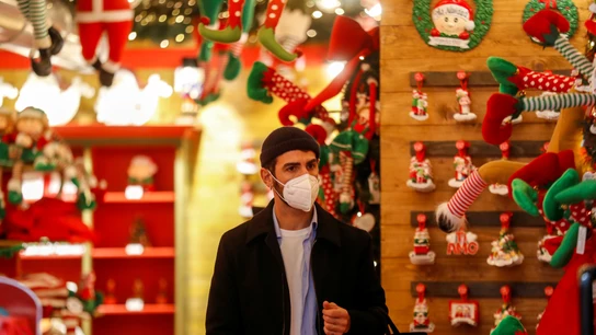 Un hombre italiano pasea por una tienda Un hombre italiano pasea por una tienda