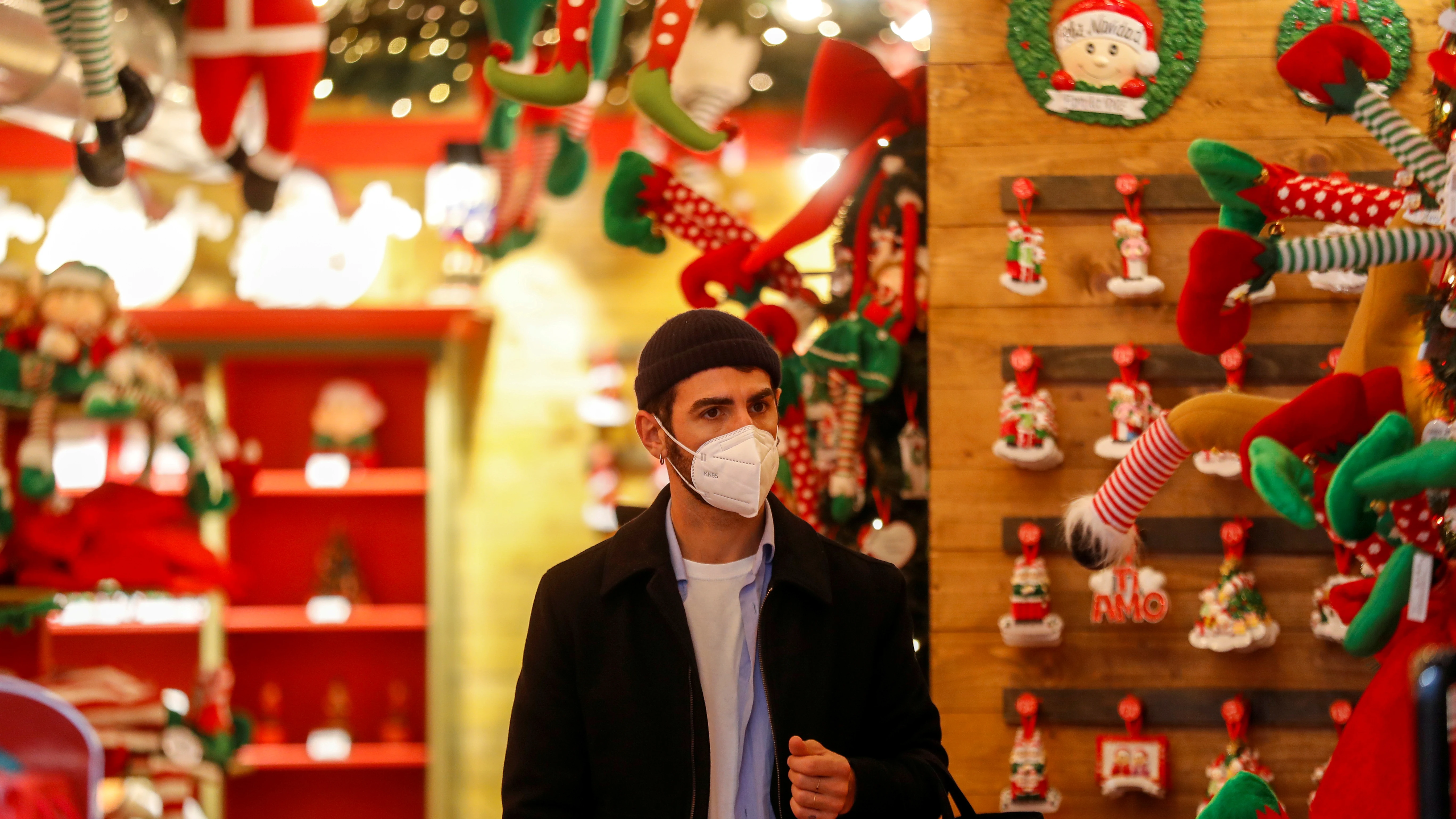 Un hombre italiano pasea por una tienda