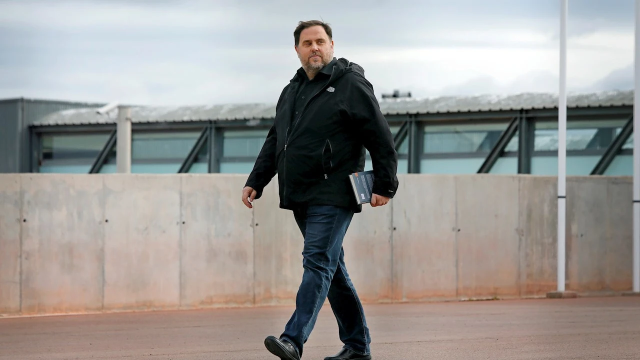 El exvicepresidente de la Generalitat Oriol Junqueras, en su primera salida de la cárcel de Lledoners.