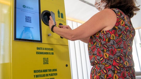Una mujer escanea un código QR de RECICLOS, el primer Sistema de Devolución y Recompensa (SDR)