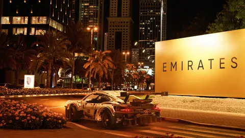 El desierto y la ciudad de Dubai fueron los lugares elegidos por Makolski Porsche 911 RSR Lego