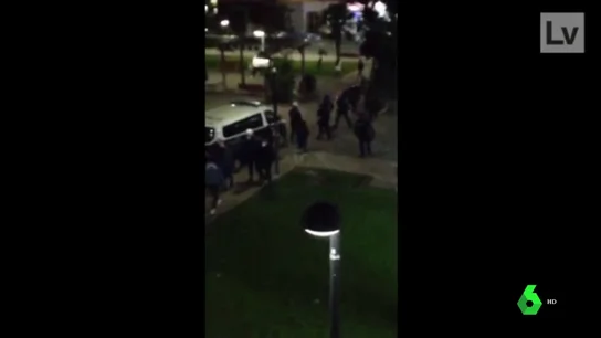 Antidisturbios dispersan a 70 jóvenes que se citaron por redes sociales para pegarse en Mislata, Valencia Antidisturbios dispersan a 70 jóvenes que se citaron por redes sociales para pegarse en Mislata, Valencia