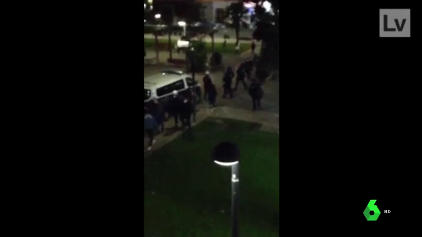 Antidisturbios dispersan a 70 jóvenes que se citaron por redes sociales para pegarse en Mislata, Valencia Antidisturbios dispersan a 70 jóvenes que se citaron por redes sociales para pegarse en Mislata, Valencia
