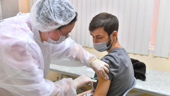 Un joven recibe la vacuna Sputnik V en Moscú Un joven recibe la vacuna Sputnik V en Moscú
