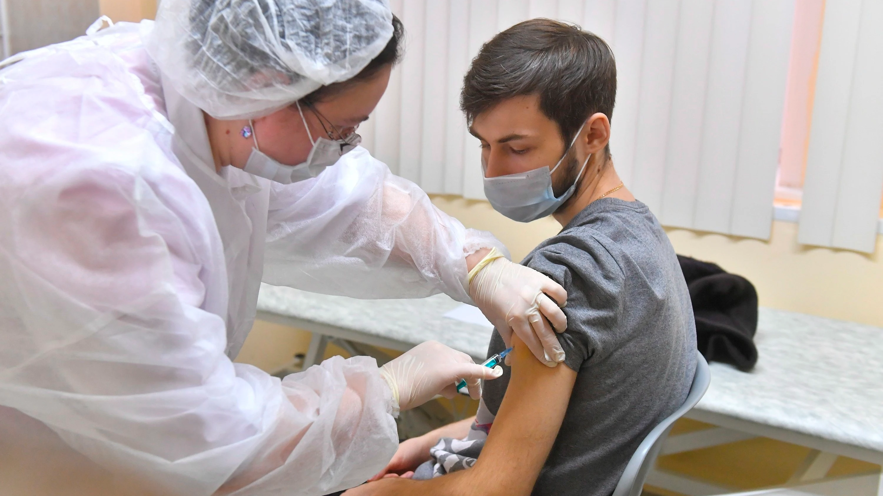 Un joven recibe la vacuna Sputnik V en Moscú