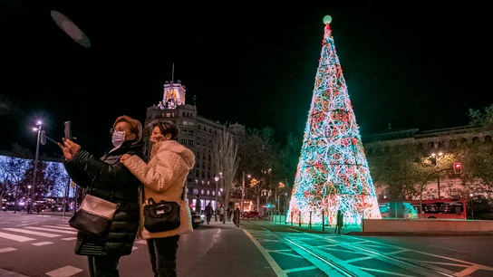 Unas mujeres se fotografían con el árbol de Navidad en la Plaza de Paraíso de Zaragoza Unas mujeres se fotografían con el árbol de Navidad en la Plaza de Paraíso de Zaragoza