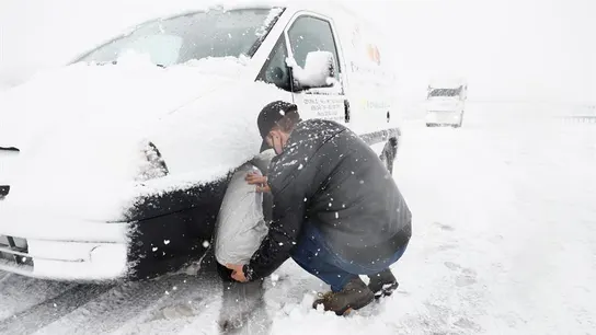 Un hombre pone cadenas a su vehículo en Galicia Un hombre pone cadenas a su vehículo en Galicia