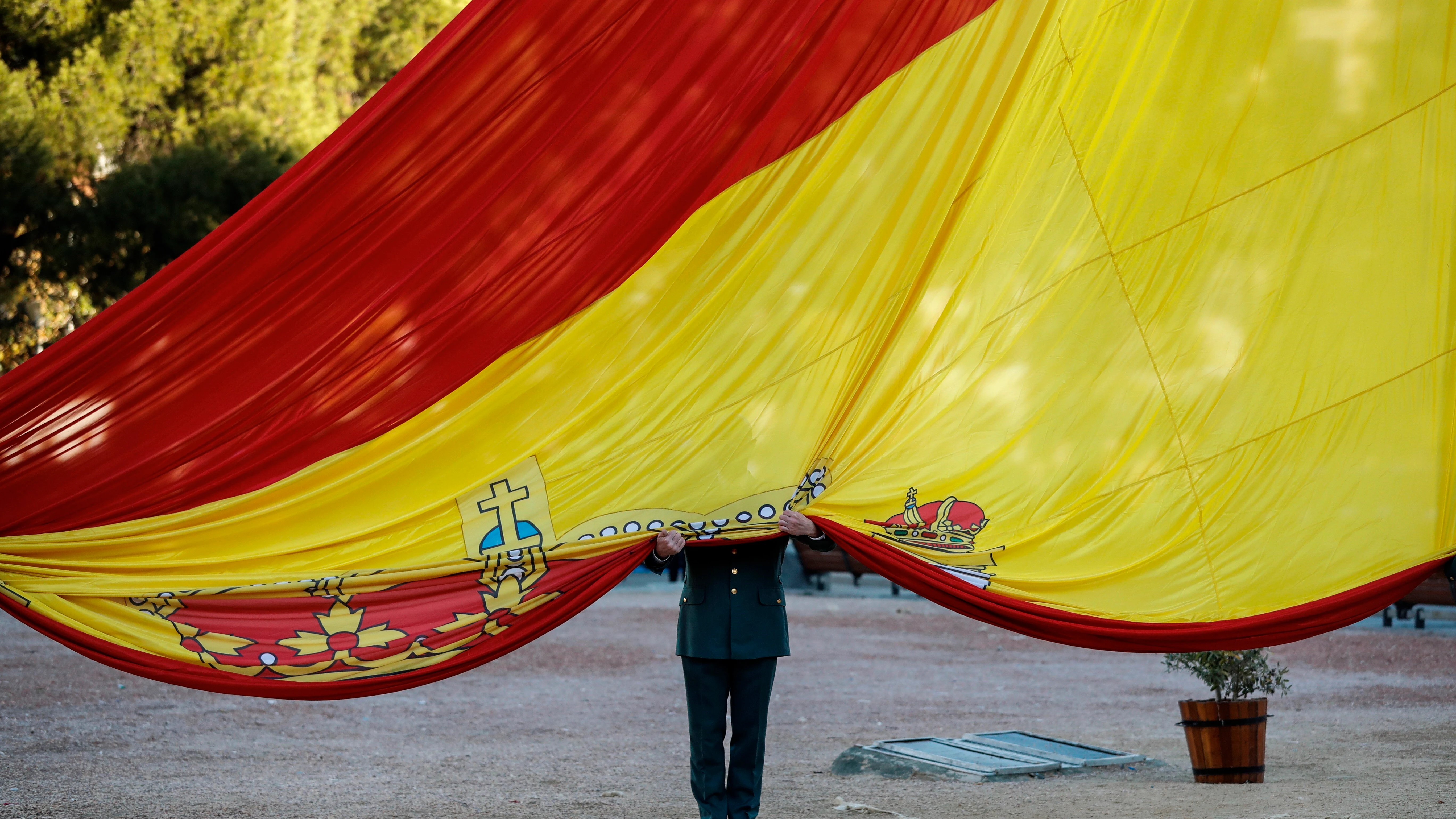 Un militar sujeta la bandera española