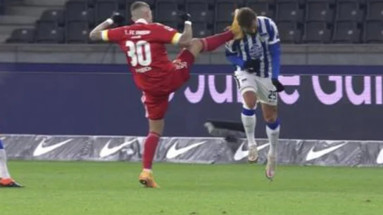 Salvaje entrada en la Bundesliga Salvaje entrada en la Bundesliga