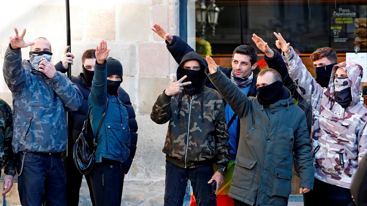 Saludos fascistas tras el acto de Vox en Barcelona Saludos fascistas tras el acto de Vox en Barcelona