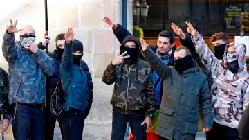 Saludos fascistas tras el acto de Vox en Barcelona