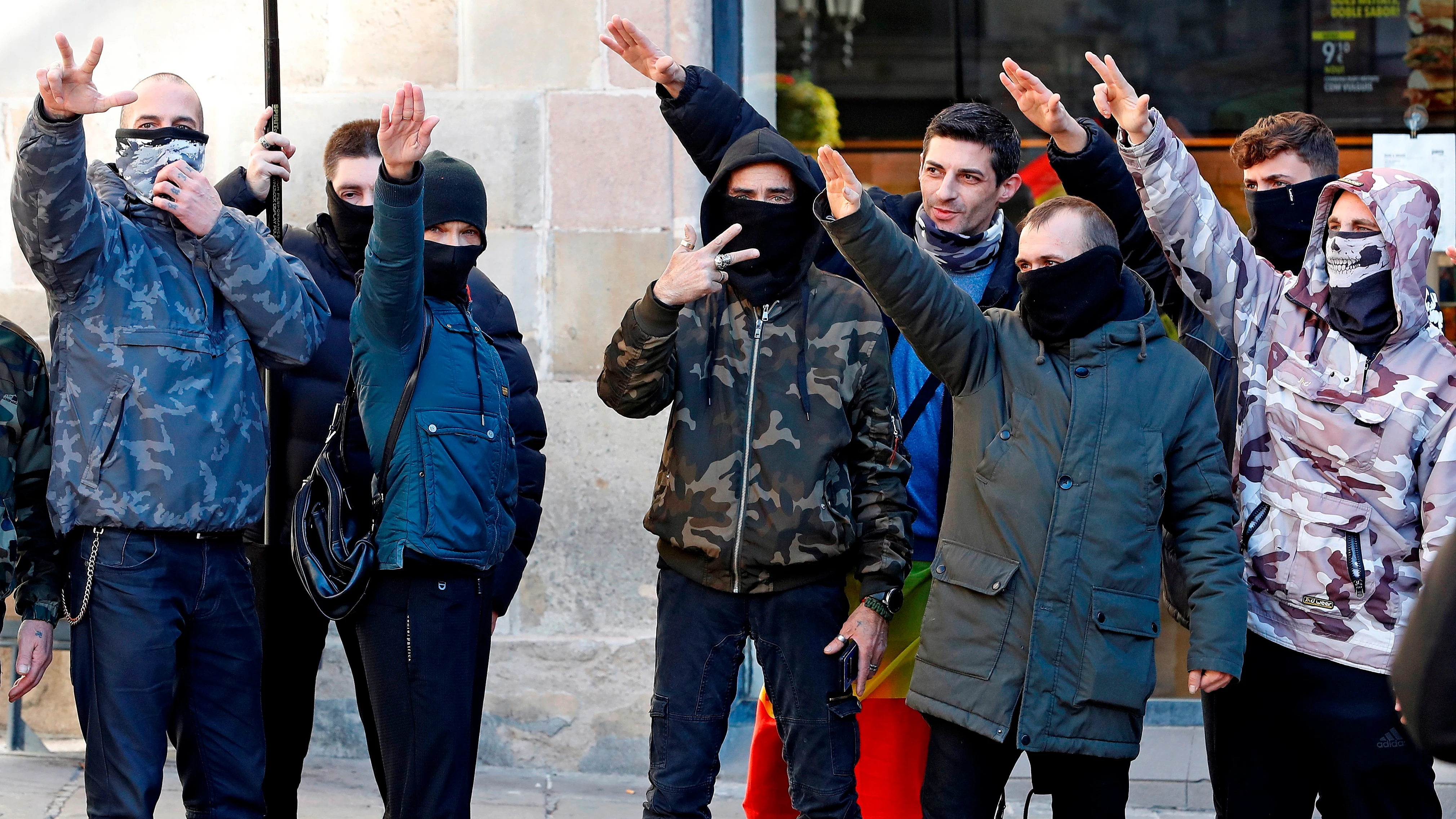 Saludos fascistas tras el acto de Vox en Barcelona