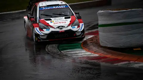 Ogier está a tres tramos del título Ogier está a tres tramos del título