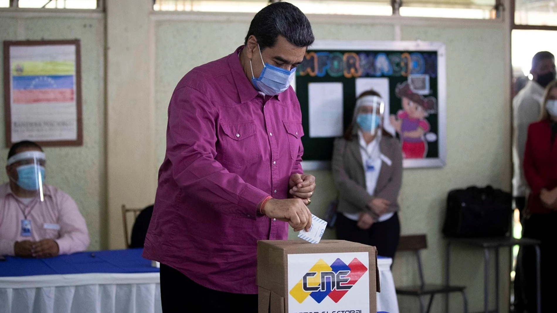 Nicolás Maduro acude a votar en las elecciones legislativas de Venezuela