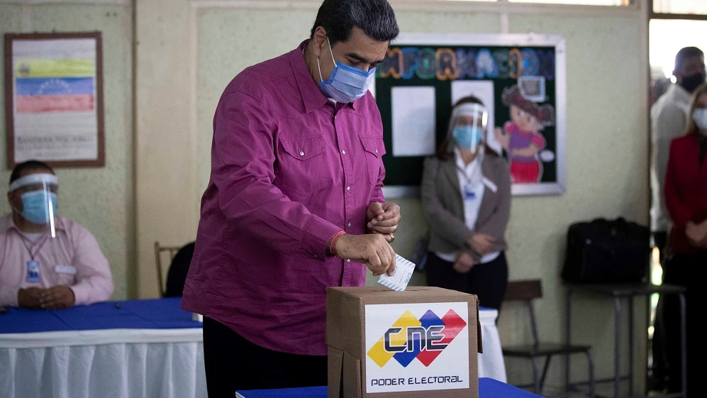 Nicolás Maduro acude a votar en las elecciones legislativas de Venezuela