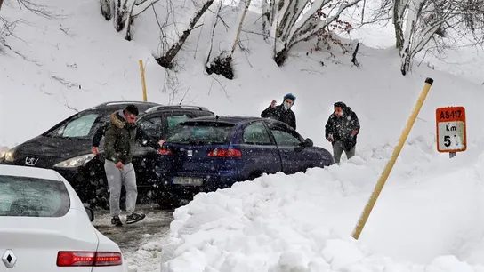 Vehículos atrapados por la nieve en Asturias Vehículos atrapados por la nieve en Asturias