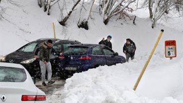 Vehículos atrapados por la nieve en Asturias