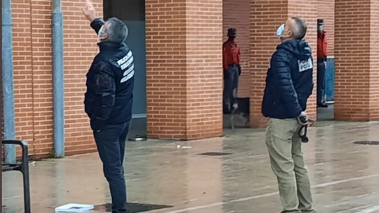 Agentes de la Policía Foral tratan de negociar con el hombre. Agentes de la Policía Foral tratan de negociar con el hombre.